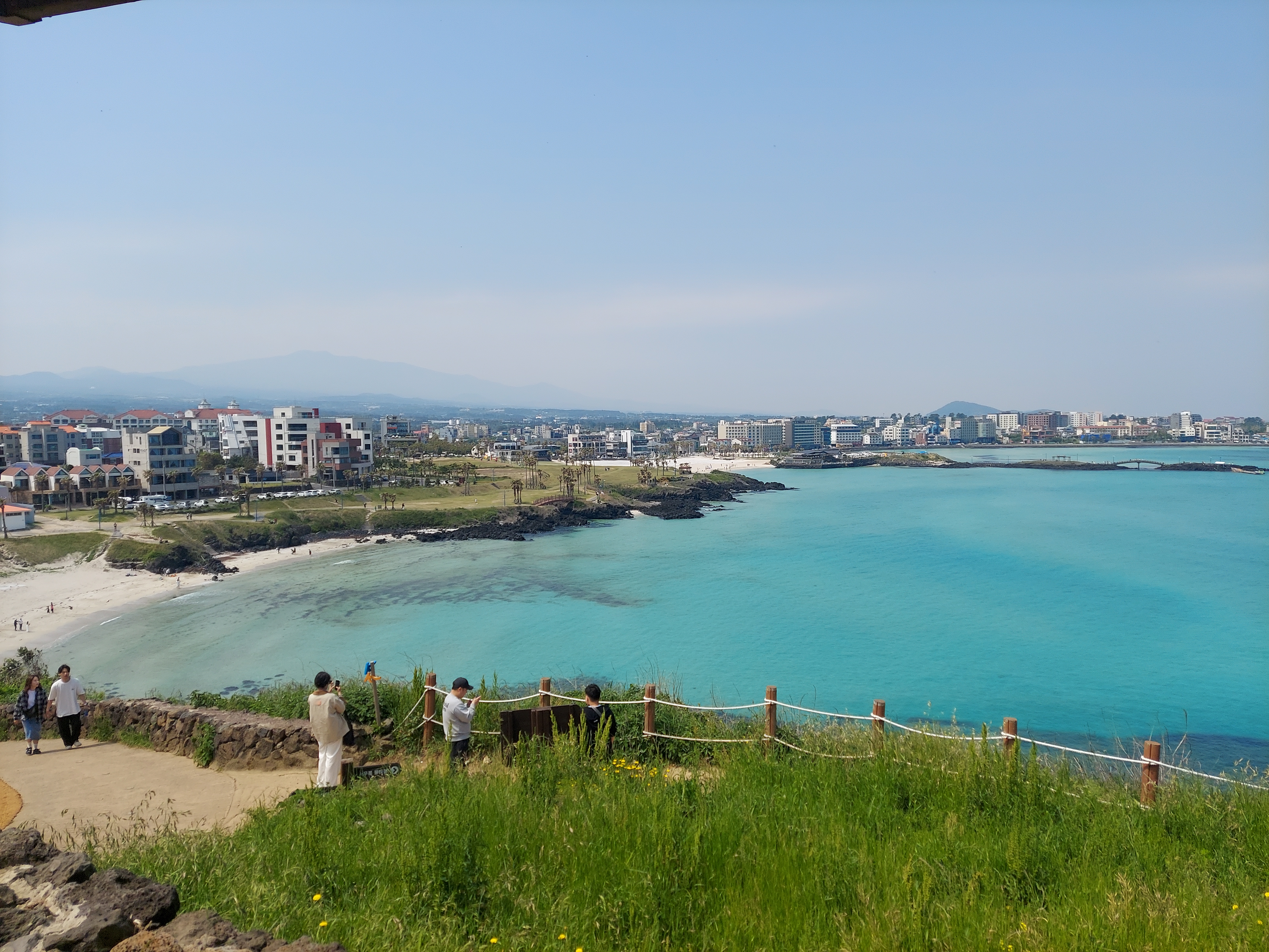 오름길에서 본 함덕해수욕장