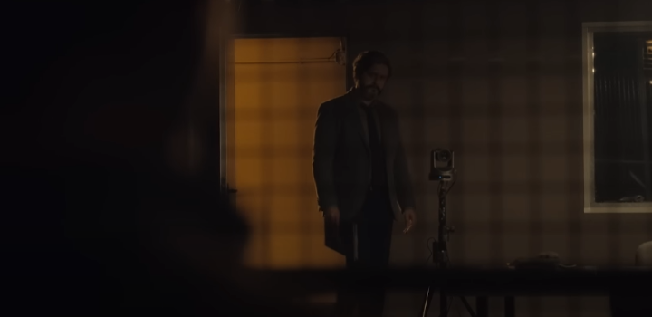 피해자를바라보는형사