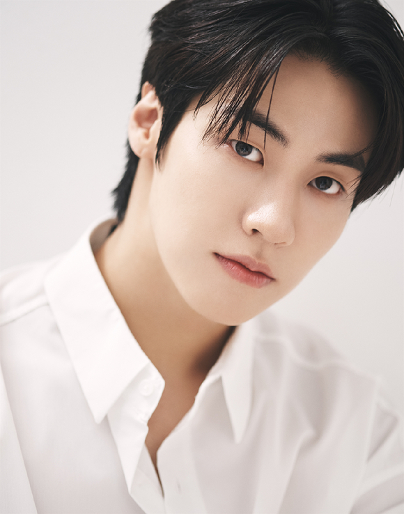 엔플라잉 멤버이자 배우 이승협이 tvN 월화드라마 '선재 업고 튀어' 종영 인터뷰에 앞서 프로필 촬영에 임하고 있다. [사진=FNC엔터테인먼트]