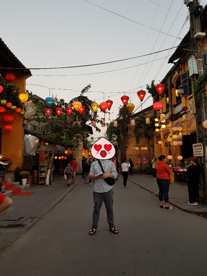 베트남 다낭 호이안 야시장 등불 많아지는사람들 추억한컷