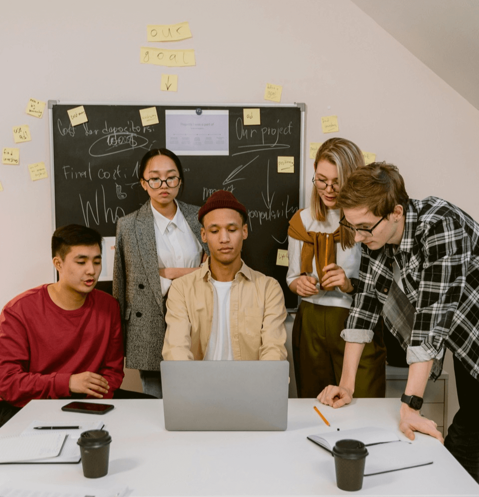 친구들과 함께 과제 수행중인 대학생들 사진