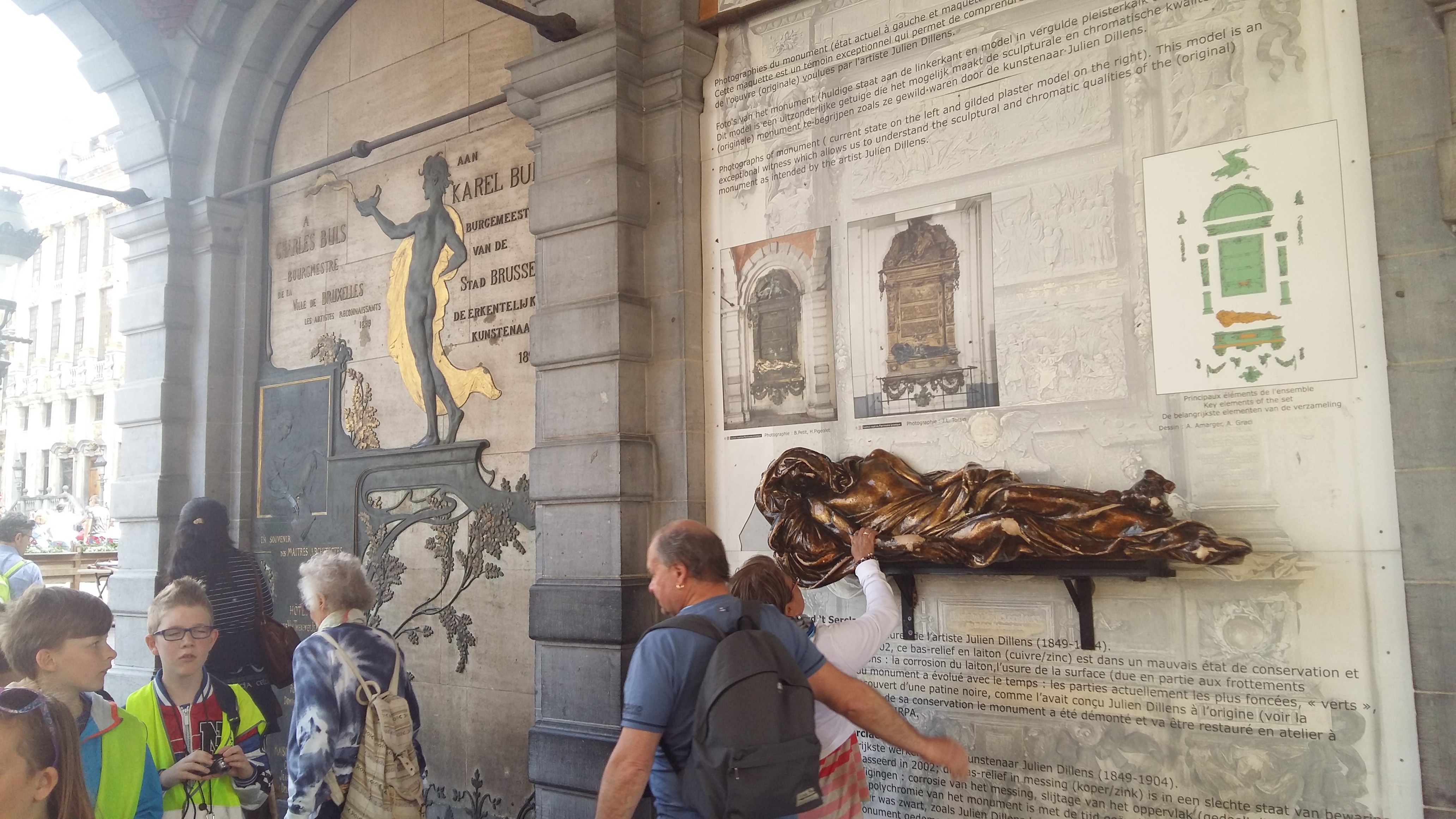 벨기에 브뤼셀 그랑플라스 동상