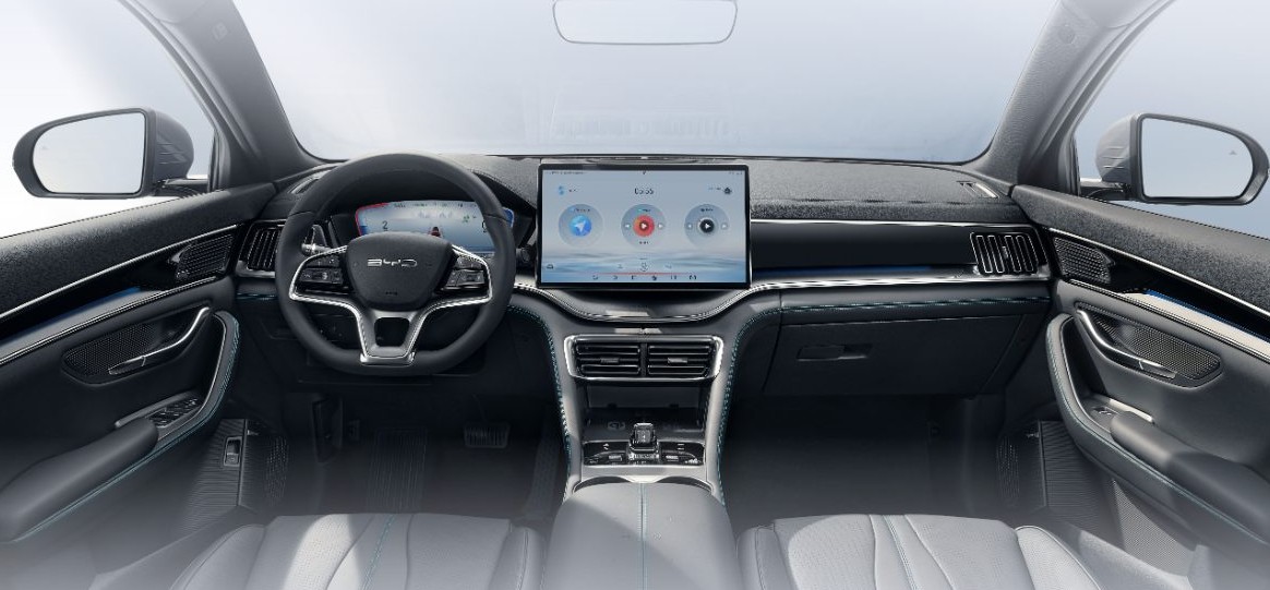 BYD 씨라이언 6의 15.6인치 가로세로 회전 터치 디스플레이 조작부 / 출처: BYD 공식