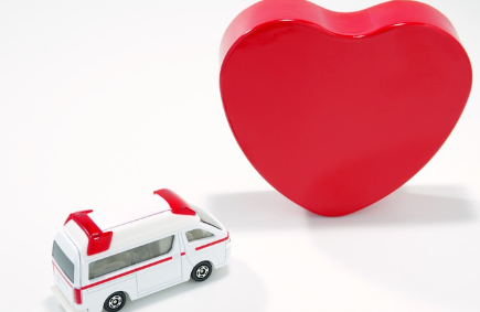 구급차와 하트 모형.