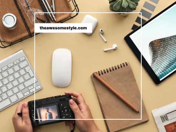 책상 위에 여러가지 필기 도구와 키보드 마우스 그리고 태블릿이 놓여 있다.