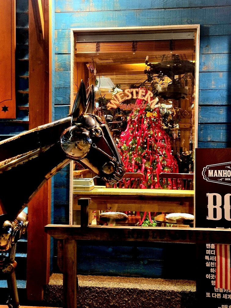 서울 북카페 맨홀커피 웨스턴 책방 – 영등포에서 즐기는 미국 서부 크리스마스 감성