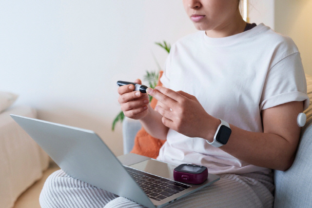 찌르지 않는 비침습 방식인 스마트워치로 혈당 측정, 가능할까요?