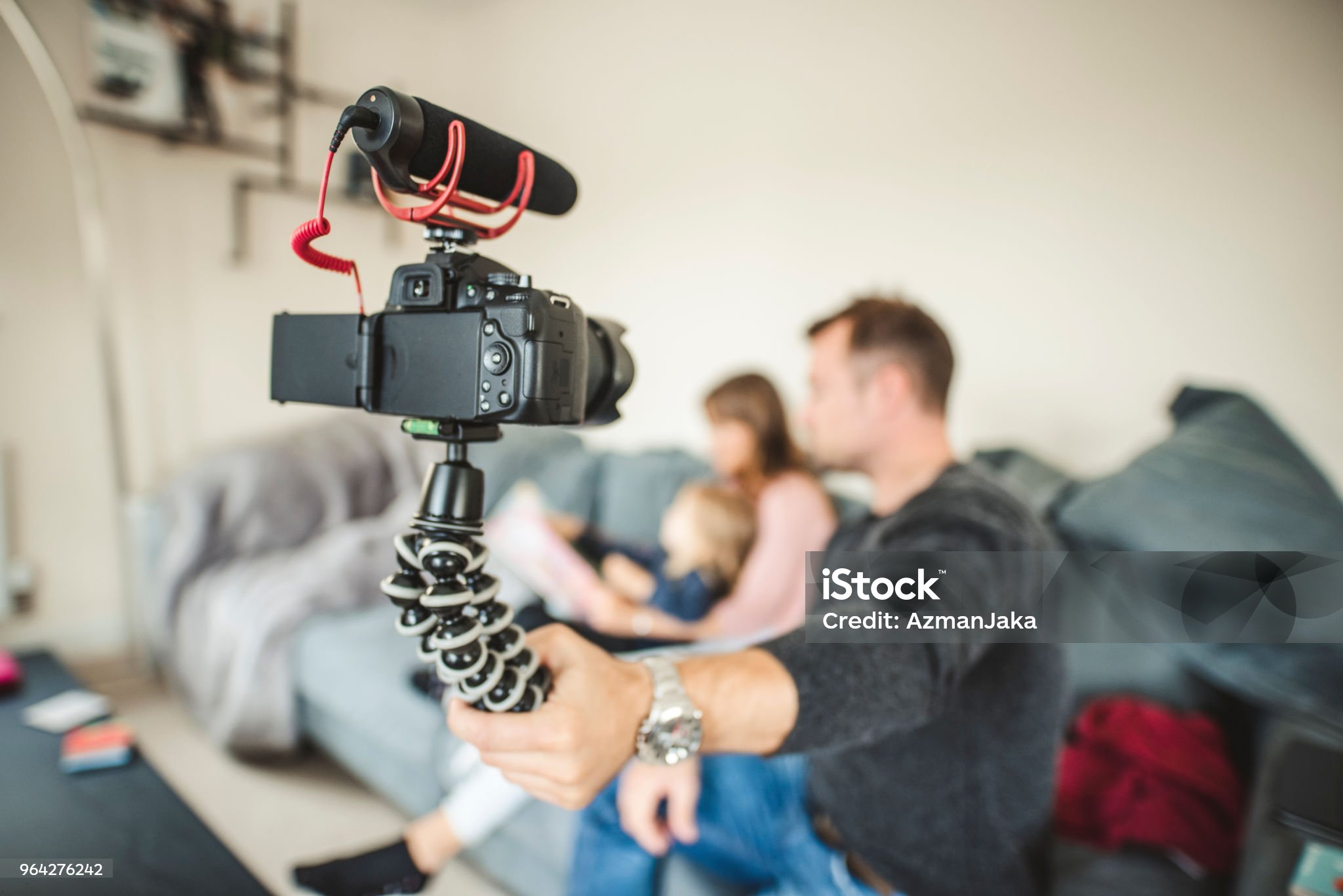 가족 영상을 촬영하는 이미지