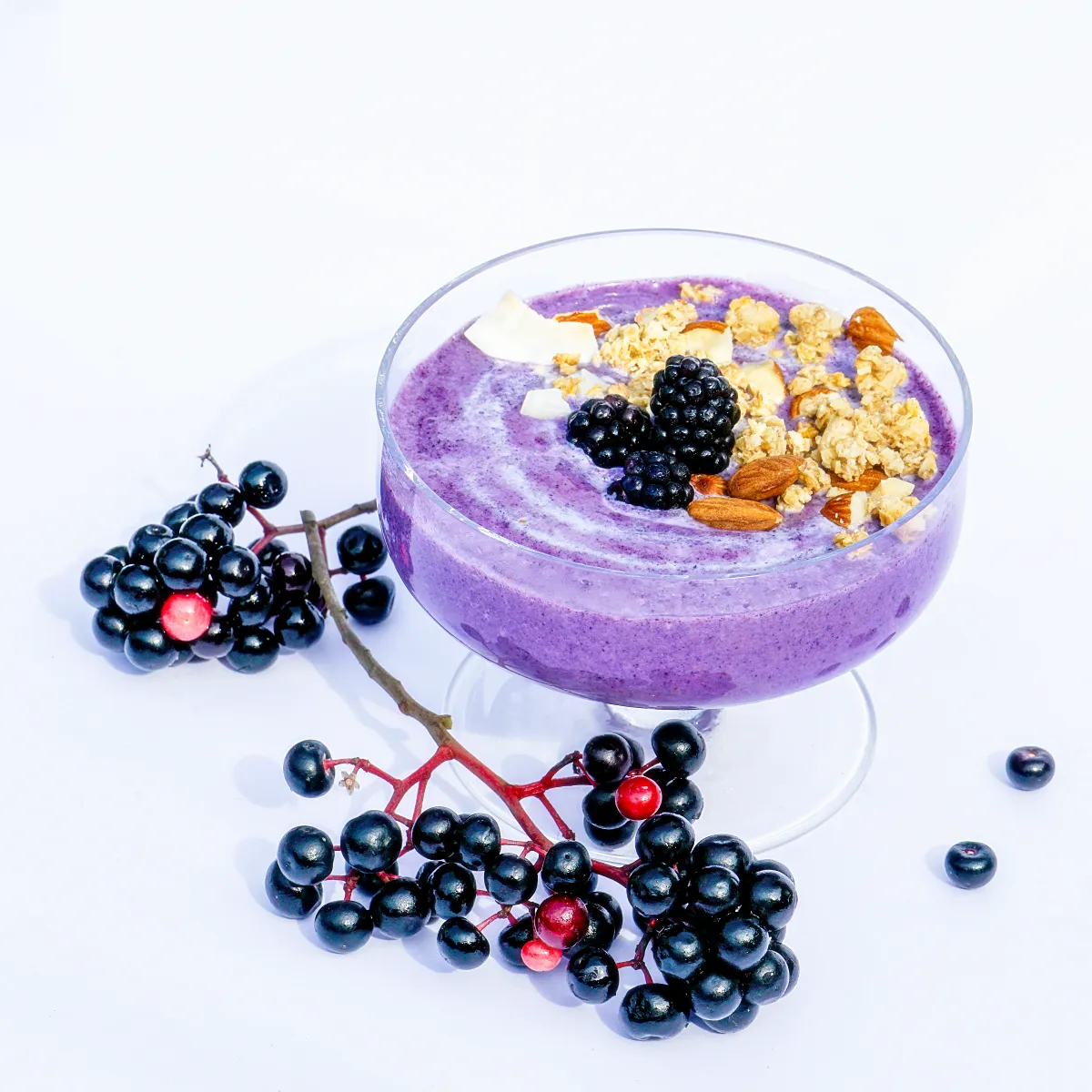 블루베리-요거트-견과류-그래놀라-들어있는-보울