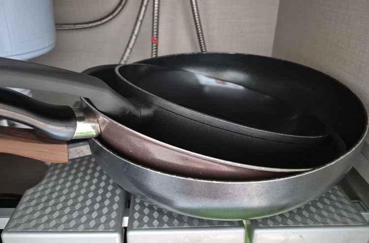 포개진 프라이팬