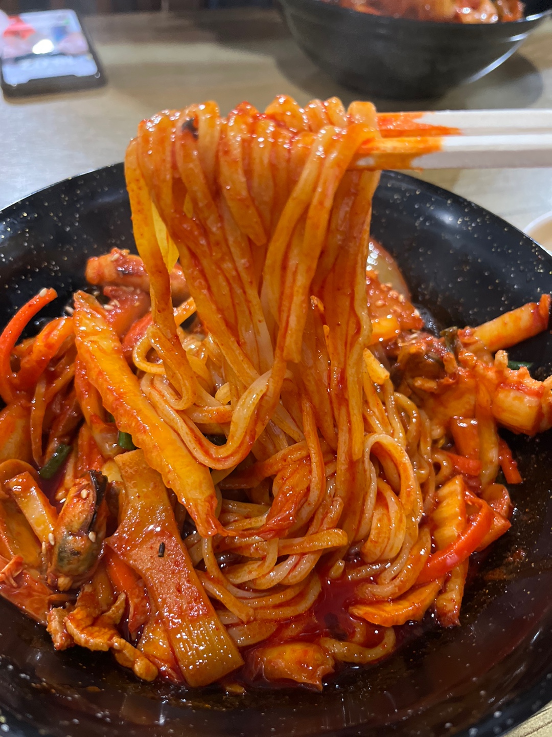 볶은 짬뽕의 면에 양념이 베어있다.