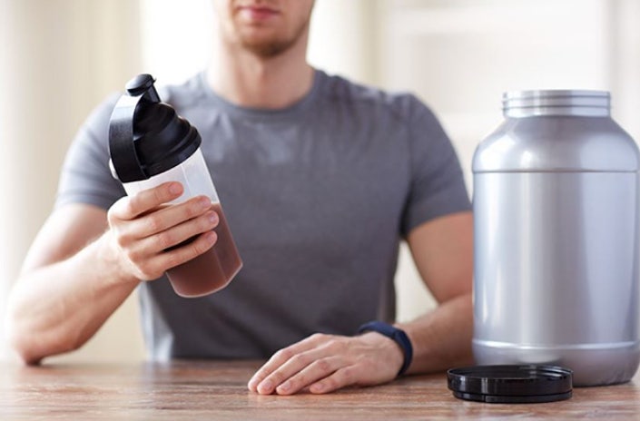 단백질 보충제를 쉐이크통에다 제조하는 모습