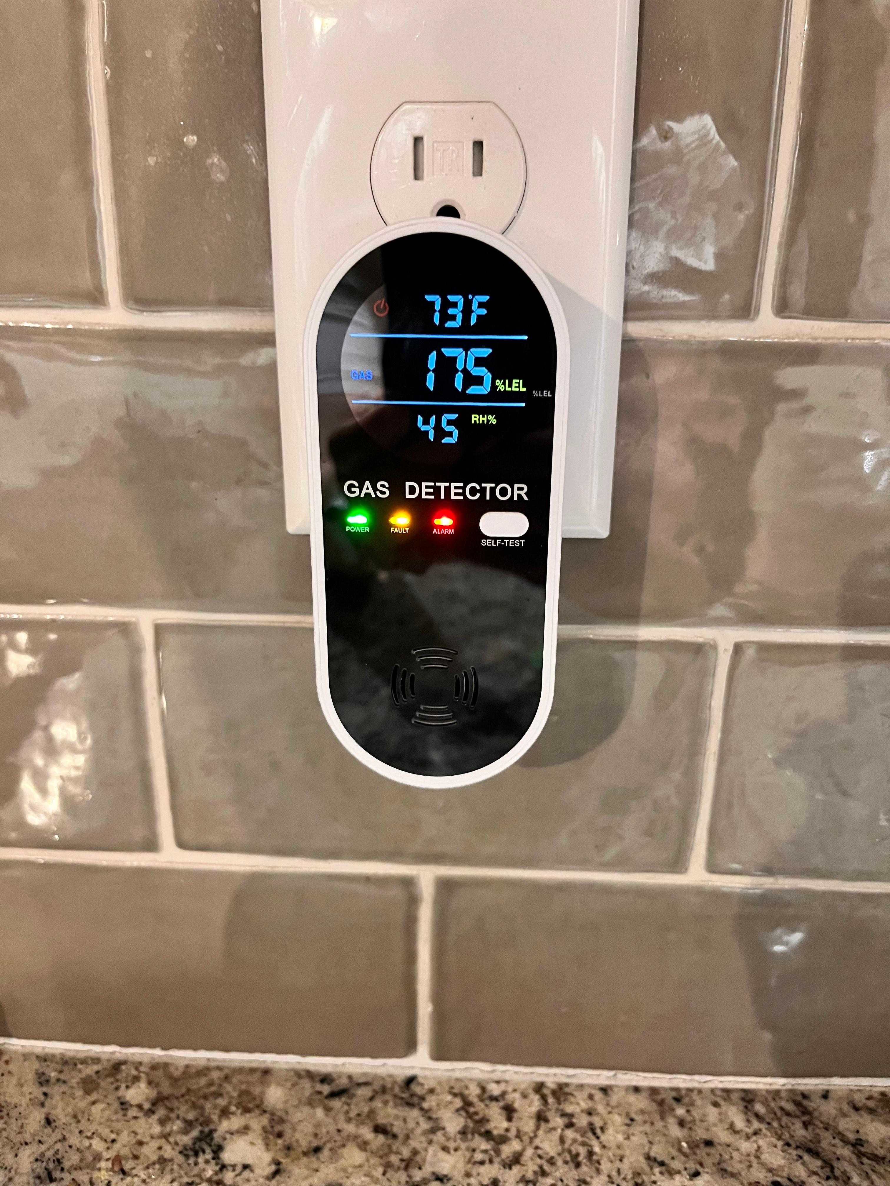 가스 누출 감지기의 여러 기능을 보여주는 이미지