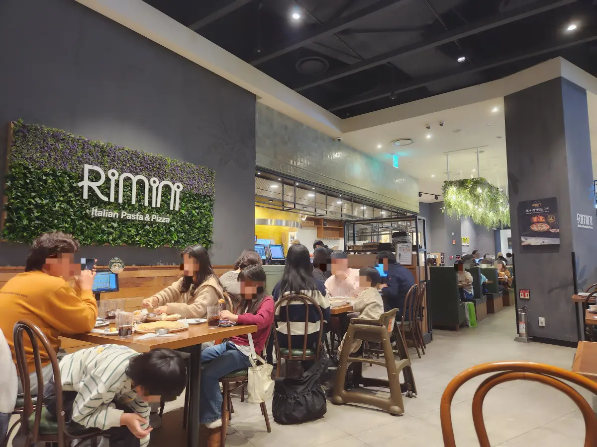 은평-롯데몰-리미니-실내-초록초록-푸릇한-풀잎들을-인테리어-포인트로-사용-힐링-분위기