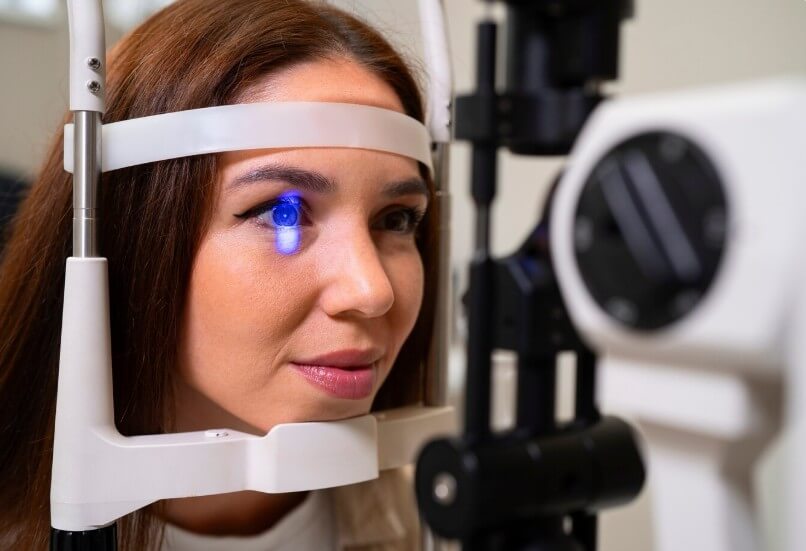 안과에서 눈 검사 중인 여성