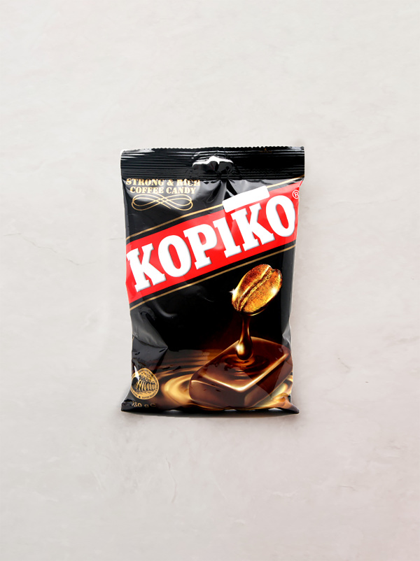 검정색 비닐 포장 되어있는 커피맛 캔디