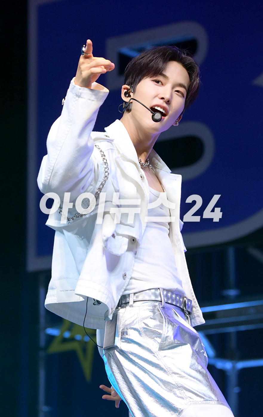 그룹 더뉴식스(TNX) 은휘가 7일 오후 서울 한남동 블루스퀘어에서 열린 더뉴식스 세 번째 미니 앨범 '보이후드'(BOYHOOD) 미디어 쇼케이스에 참석하고 있다. [사진=정소희 기자]
