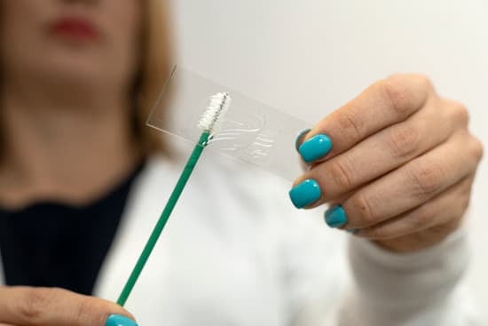 자궁경부 세포검사 (Pap smear) &ndash; 자궁경부암 조기 발견을 위한 가장 중요한 검사