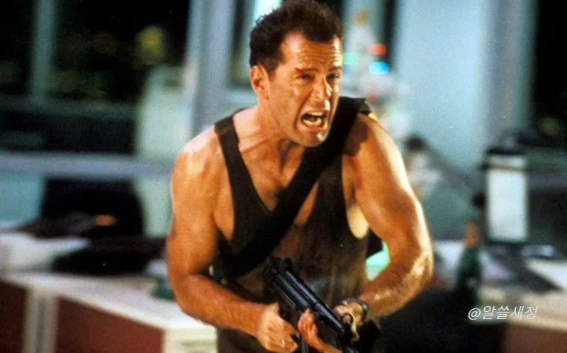 런닝 차림으로 총 쏘는 브루스 윌리스