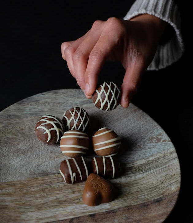 초콜릿을 집는 모습