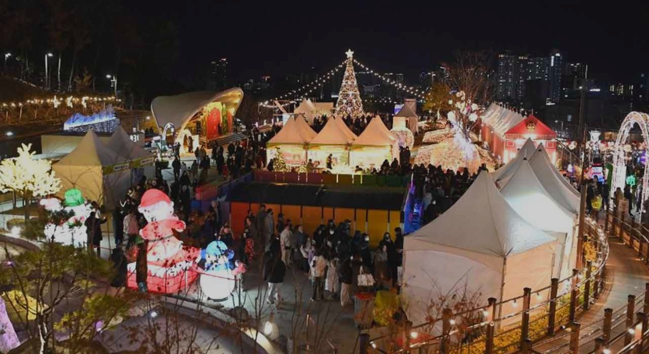 반짝이는 대형 트리와 산타 조형물로 꾸며진 앞산빨래터공원의 야경. [ⓒ대한민국 구석구석]