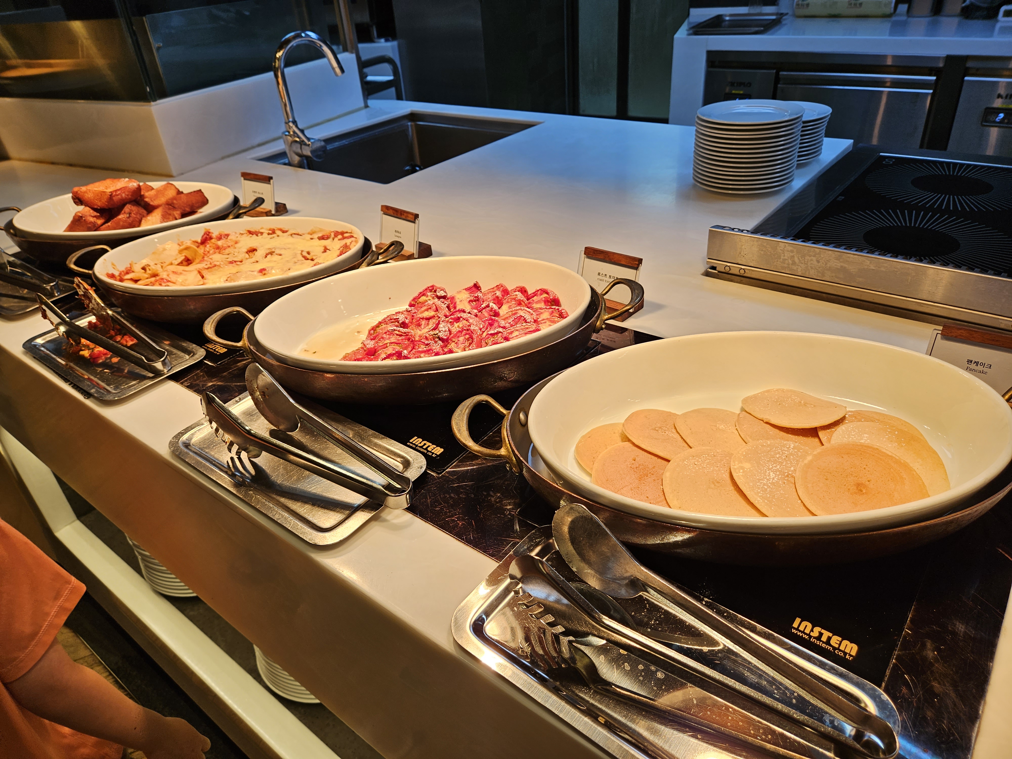 파라스파라 우디플레이트 프렌치 토스트, 라자냐, 로스트 토마토, 팬케이크