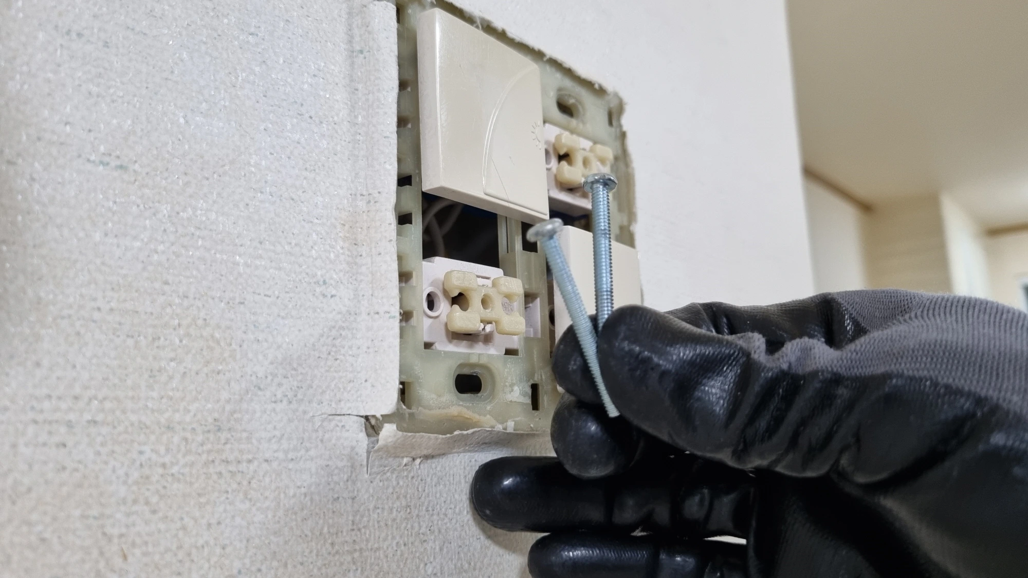 스위치 고정볼트 푼 모습