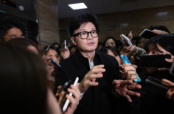국민의힘 한동훈 대표가 6일 오전 취재진의 쏟아지는 질문을 받으며 국회를 나서고 있다