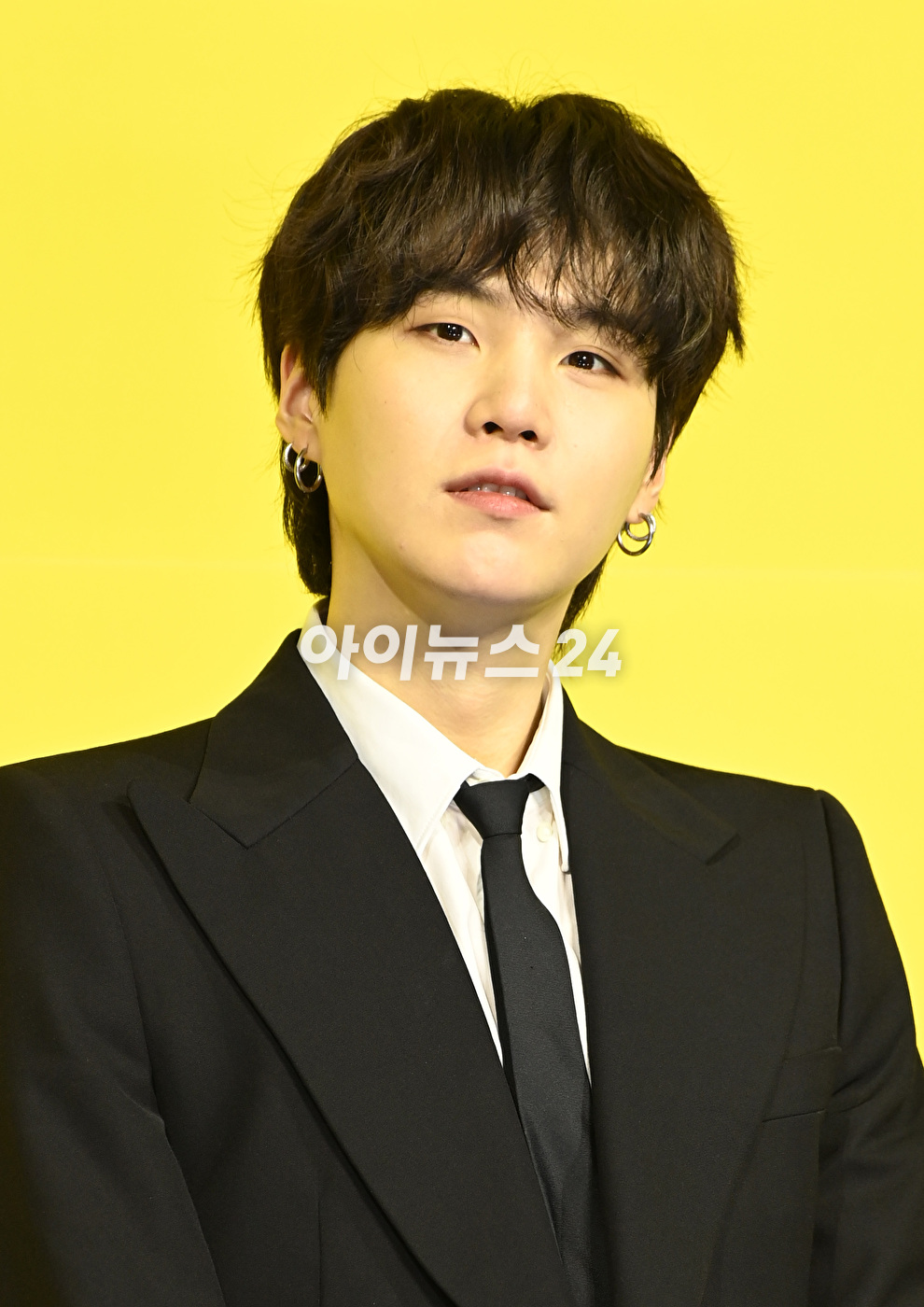 방탄소년단(BTS) 새 디지털 싱글 &#39;Butter&#39; 발매 기념 글로벌 기자간담회가 21일 오후 서울 송파구 방이동 올림픽공원 올림픽홀에서 열렸다. 방탄소년단 슈가가 포토타임을 갖고 있다.