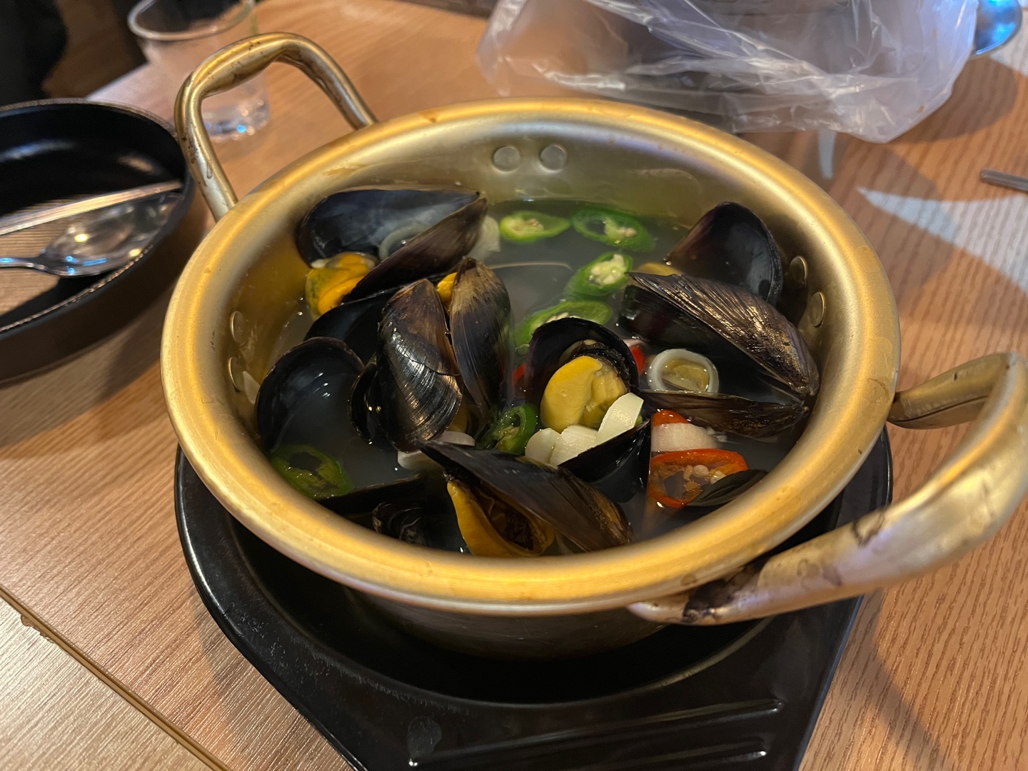 서비스 홍합탕