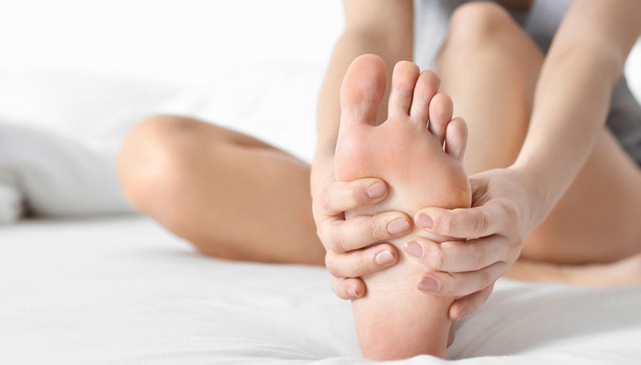 발을 쥐고 뒤로 당기는 사진