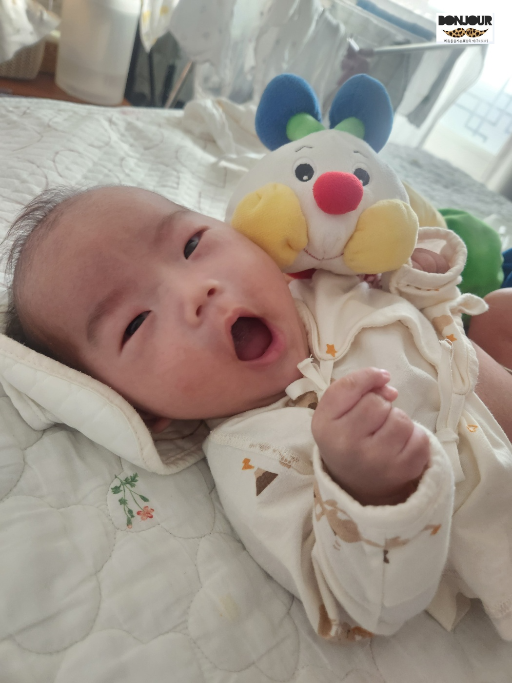 100일 아기 분유 수유 후 위식도 역류로 토하는 모습을 돌보는 엄마