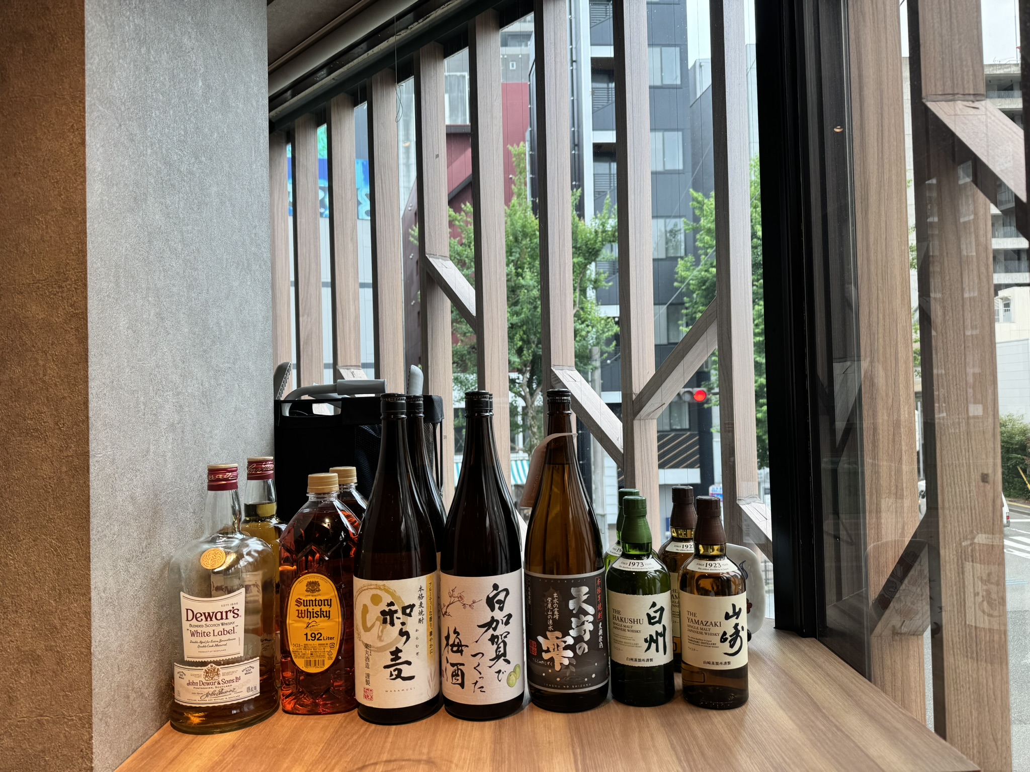 매장에서 보는 바깥풍경 및 사케