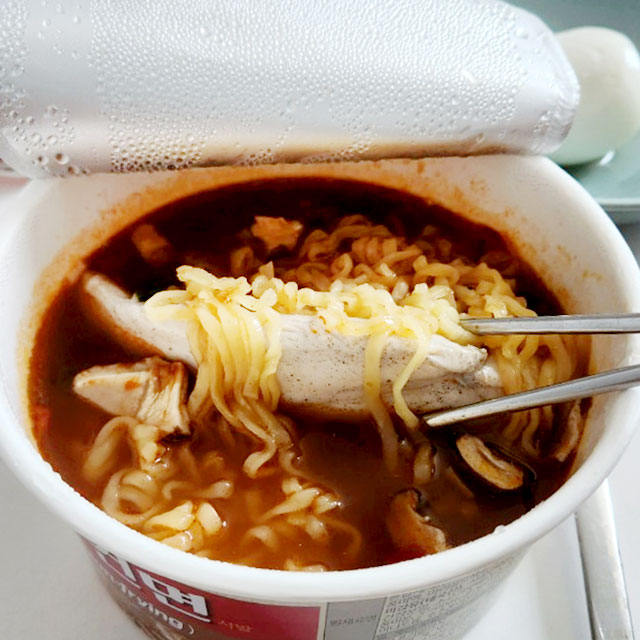 닭가슴살을 넣은 신라면 건면