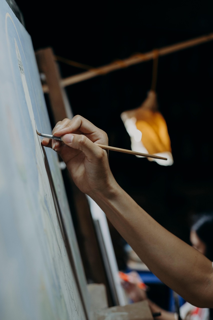 그림 그리는 손 사진