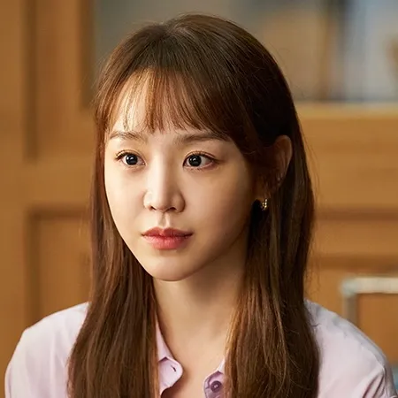 어느 집을 배경으로 분홍색 밝은 티에 갈색 긴머리의 반지음