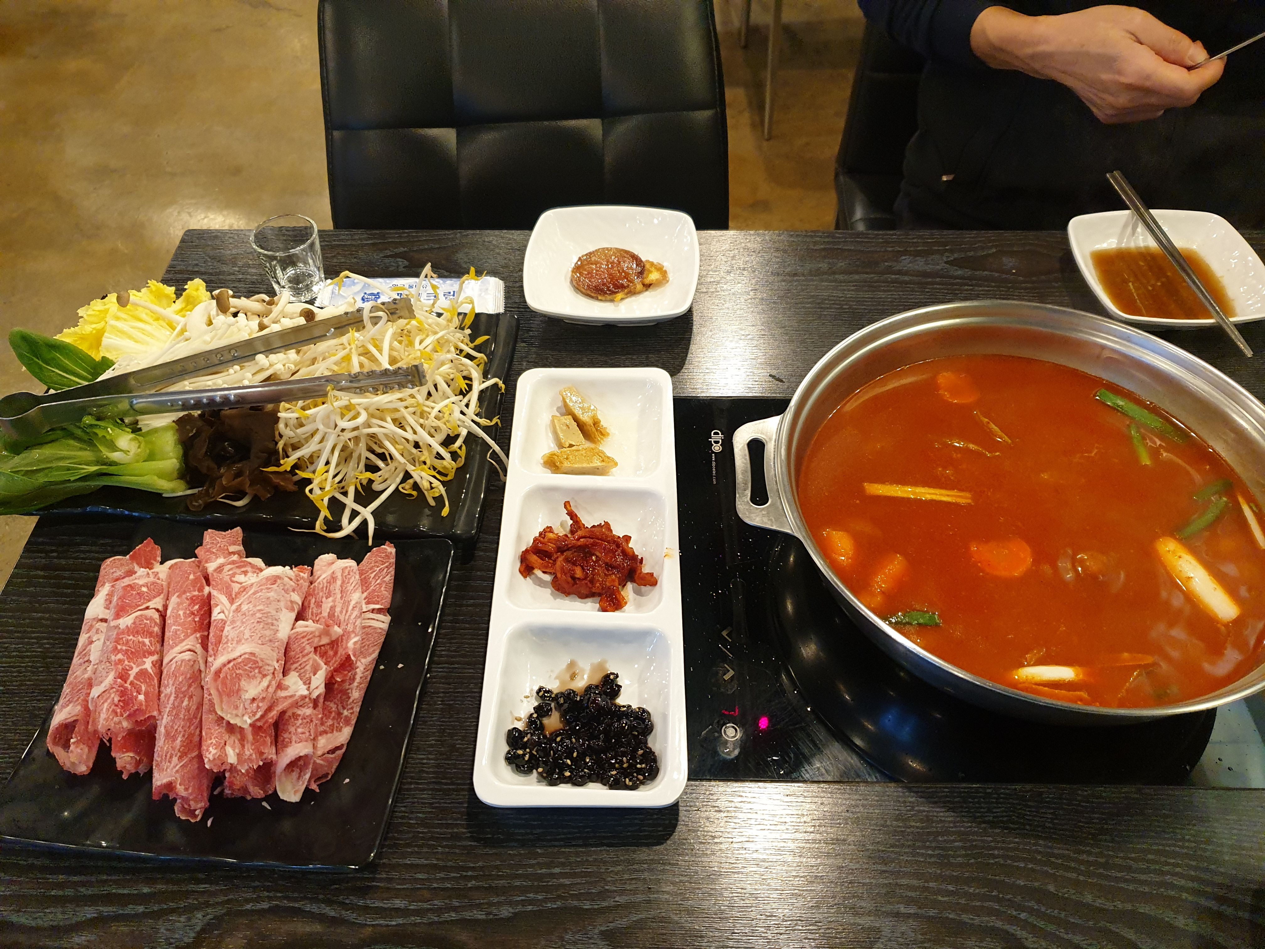 닭볶음탕과 소고기 샤브샤브