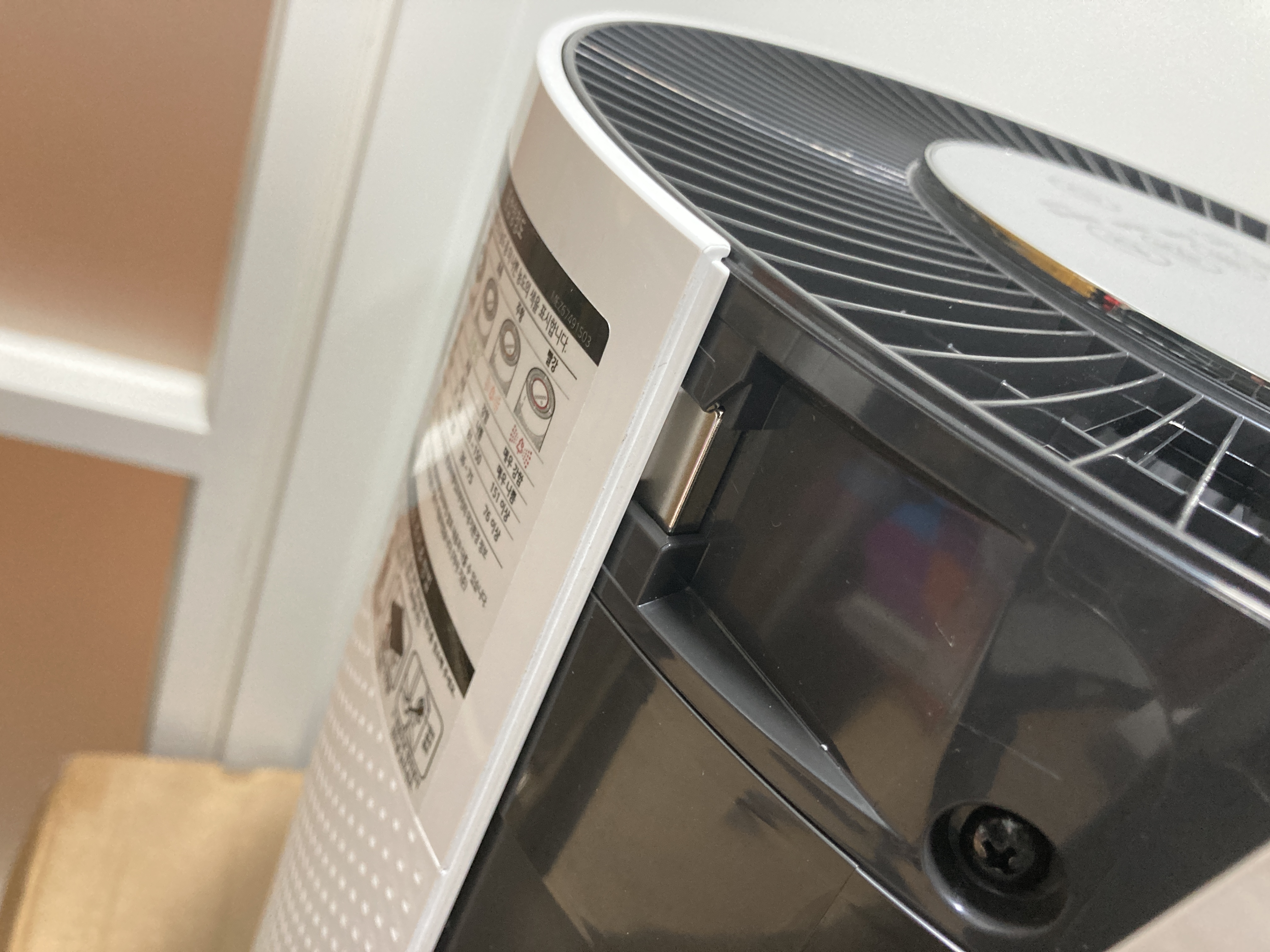 커버를 그냥 땡기면 열림. 네오디뮴 자석이 딱