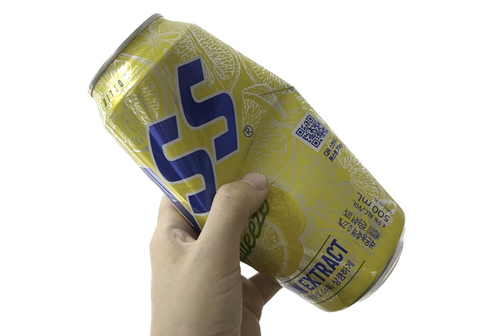 카스 레몬 스퀴즈 맥주 다 마시고 난 뒤 빈 캔을 잡고 있는 손 사진