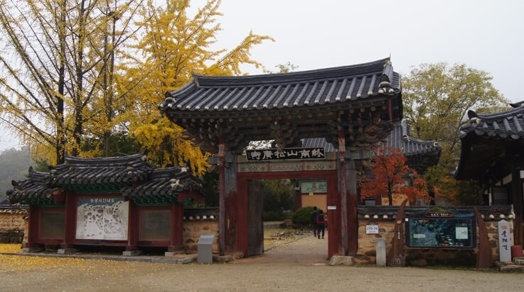 완주 송광사 : 북동으로는 산세가 연이어져 있고, 남서로는 황해 바다까지 평야로 연결된 승지 중의 승지