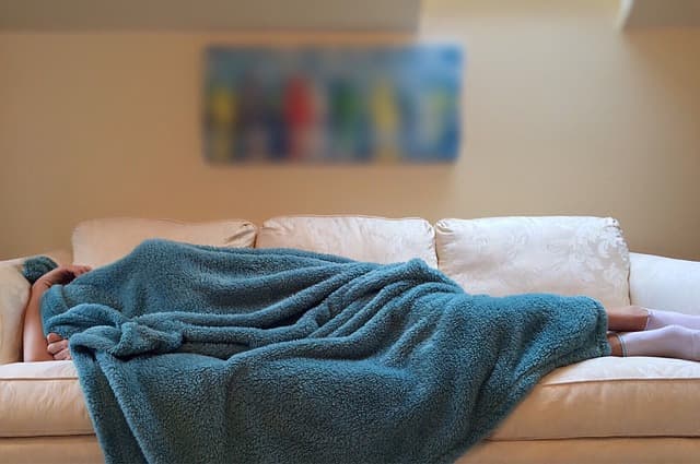 아침에 얼굴이 붓는 이유: 수면 중 체액 순환 문제와 해결법