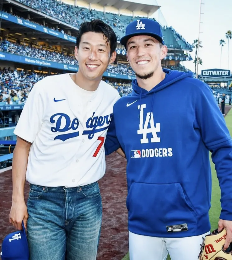 손흥민 시구, 뷔 시구, MLB 시구, 메이저리그 시구, 손흥민 MLB, 뷔 MLB, 다저스타디움 시구, 양키스타디움 시구, MLB 시구 비교, 시구 레전드, MLB 역대 시구, 조지 부시 시구, 버락 오바마 시구, 50센트 시구, 시모네 바일스 시구, 유현진 배지현 시구, K스타 시구, 한류 스타 시구, MLB 팬 서비스, 뷔 손흥민 브로맨스, 뷔 팬 서비스, 손흥민 글로벌 인기, K팝 메이저리그 진출, 메이저리그 한류, MLB 문화 마케팅, 스포츠 퍼포먼스, 한국 연예인 시구, 손흥민 뷔 직캠, 시구 레전드 영상