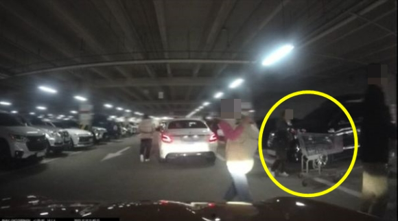 사용한 쇼핑 카트를 주차장 빈자리에 밀어 던지고 떠나는 중년 여성. [사진=보배드림 캡처]