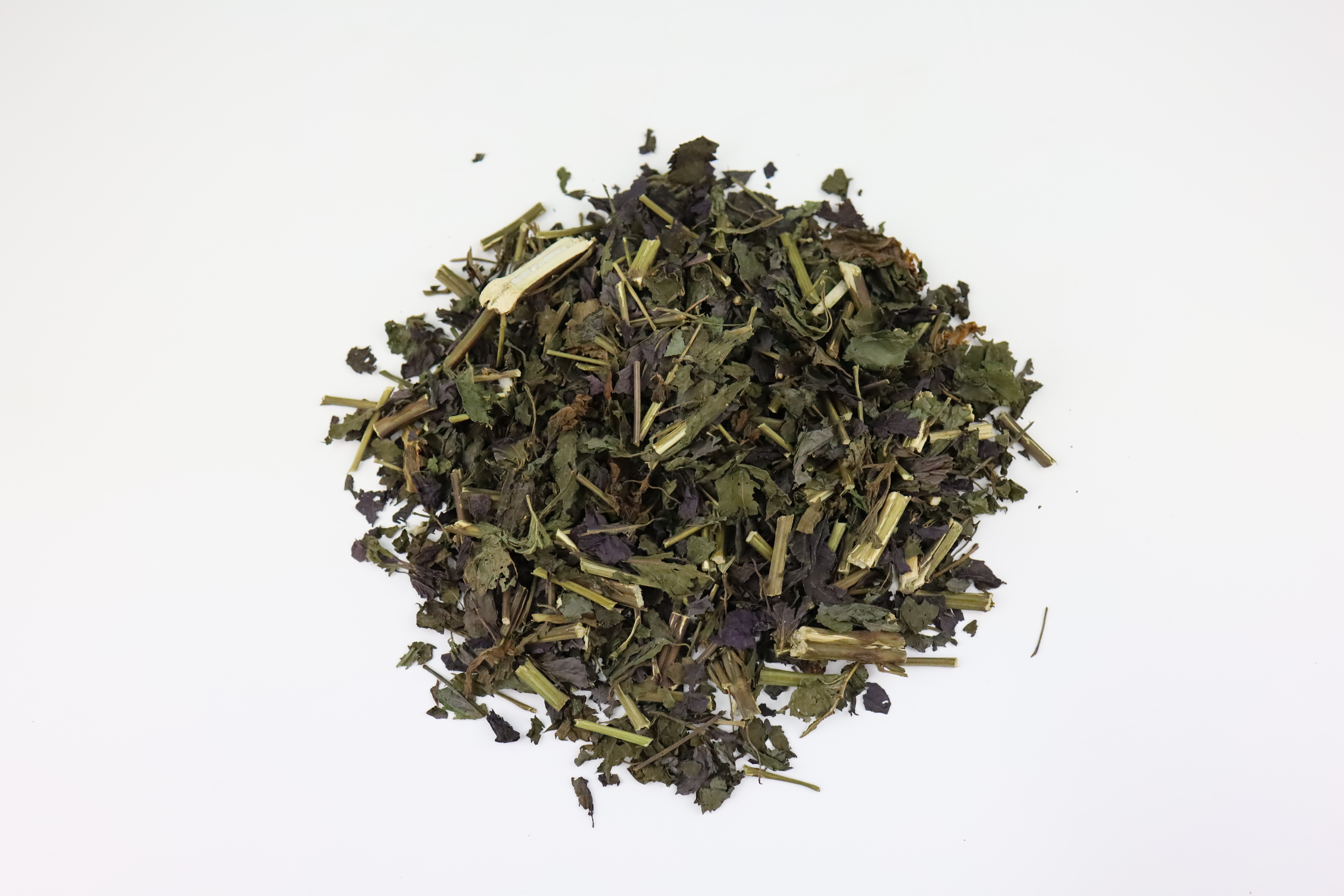 야생에서 채취를 한 차조기 잎과 줄기를 잘 세척을 해서, 건조를 한 후에 잘게 썰어서 하얀 바닥에 수북히 쌓아 놓은 사진