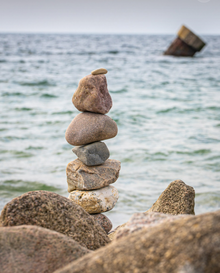 바다 배경 돌탑