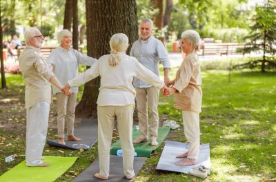 공원에서 운동하는 노년층