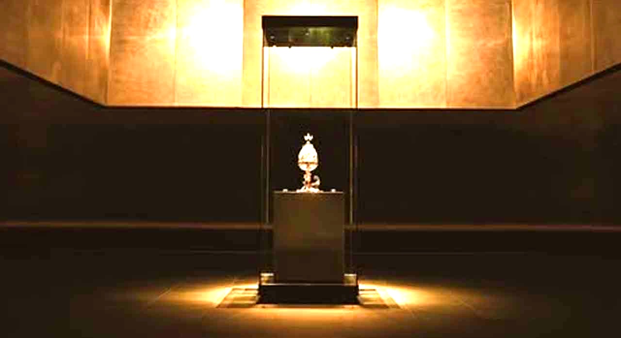 어두운 전시실 중앙 조명 아래 백제금동대향로가 단독으로 놓인 전경. [ⓒ인스타그램 buyeo.museum]