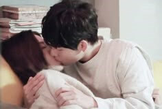 소파에서-남편이-여성을-끌어안으며-깊숙이-키스하는-모습