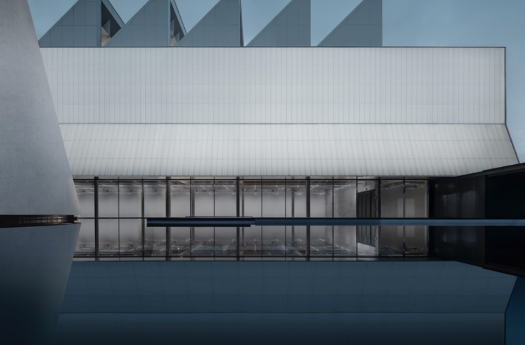 Dib Bangkok 현대미술관 외관, 톱니형 지붕과 유리 파사드가 수면 위에 반사된 모던 아트 건축 이미지