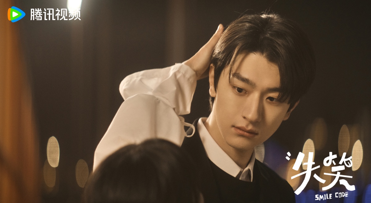 실소-린이-머리쓰다듬는 손